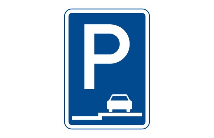 Dopravní značka IP11e - Parkoviště (stání na chodníku podélné)