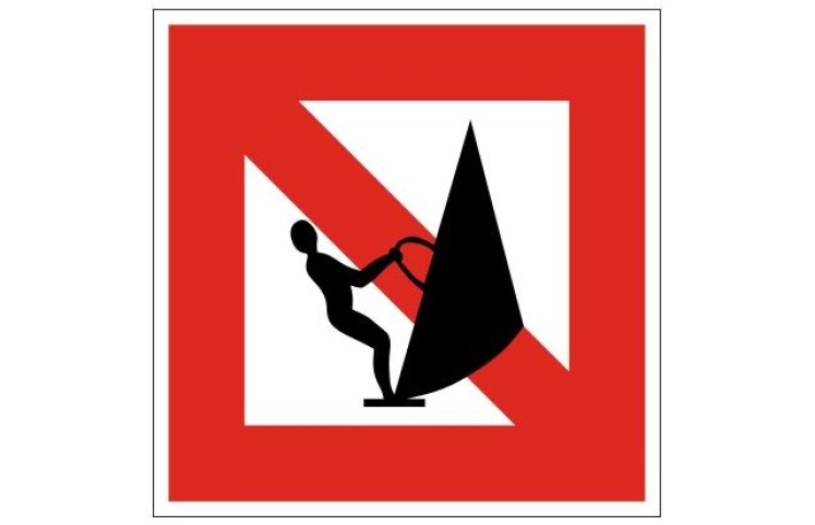 Plavební znak A17 - Zákaz plavby plováků s plachtou (windsurfů)