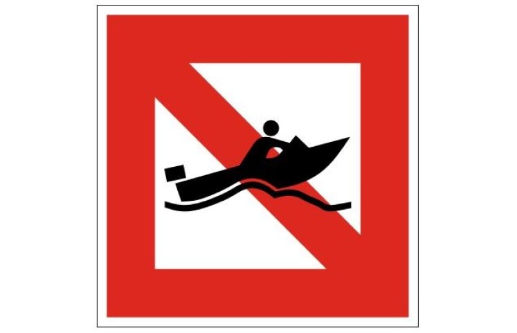 Plavební znak A18 - Zákaz plavby malých plavidel dosahujícíh vysoké rychlosti Plavební znak A18 - Zákaz plavby malých plavidel dosahujícíh vysoké rychlosti