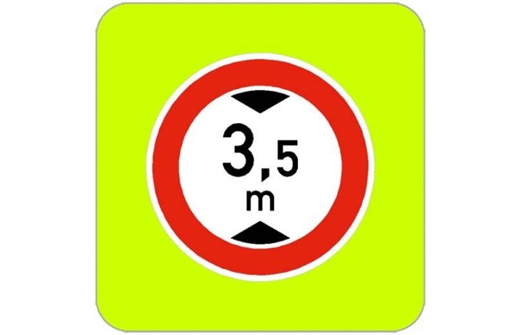 Dopravní značka B16 - Zákaz vjezdu vozidel, jejichž výška přesahuje vyznačenou mez, zvýrazněná